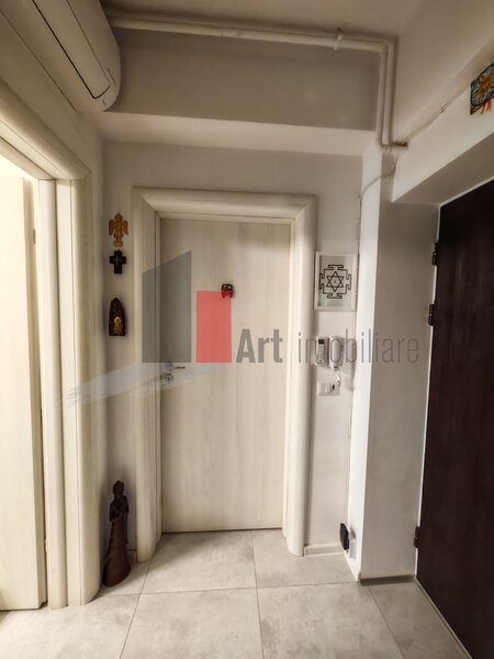 Pacii, apartament cu 2 camere de vanzare, cu centrala, mobilat si utilat.